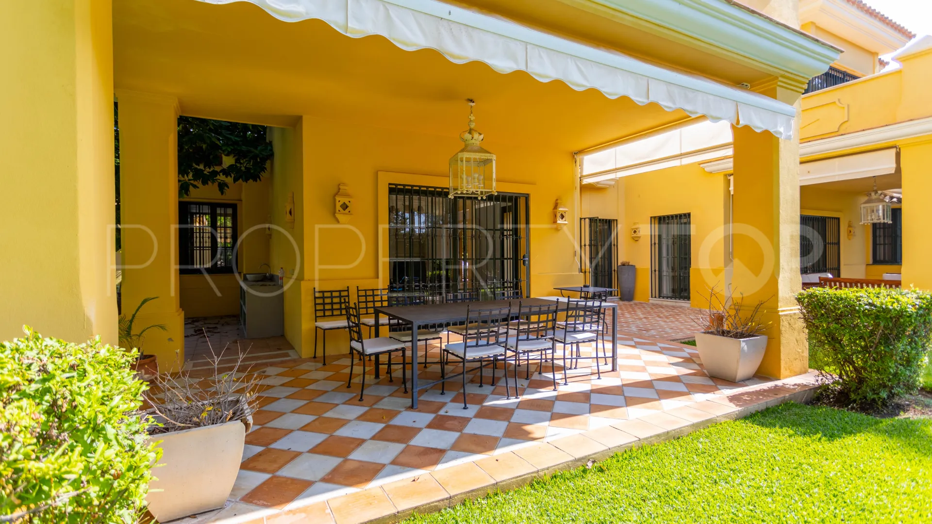 Villa en venta en Guadalmina Baja con 5 dormitorios