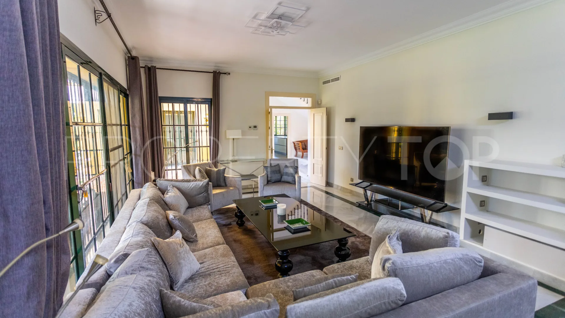 Villa en venta en Guadalmina Baja con 5 dormitorios