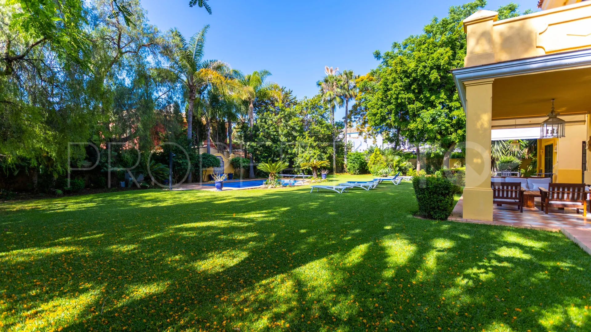 Villa en venta en Guadalmina Baja con 5 dormitorios