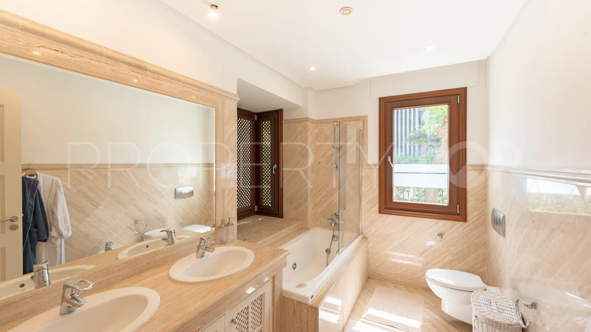 For sale ground floor apartment with 3 bedrooms in Los Monteros Playa