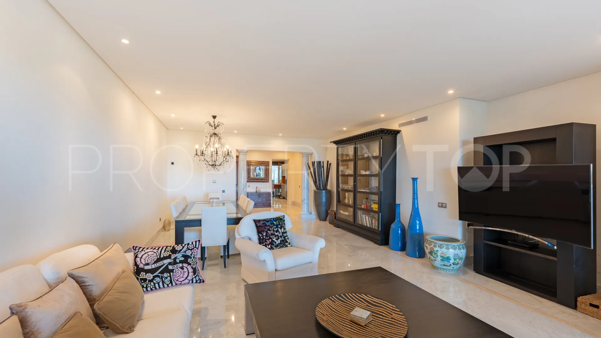 For sale ground floor apartment with 3 bedrooms in Los Monteros Playa