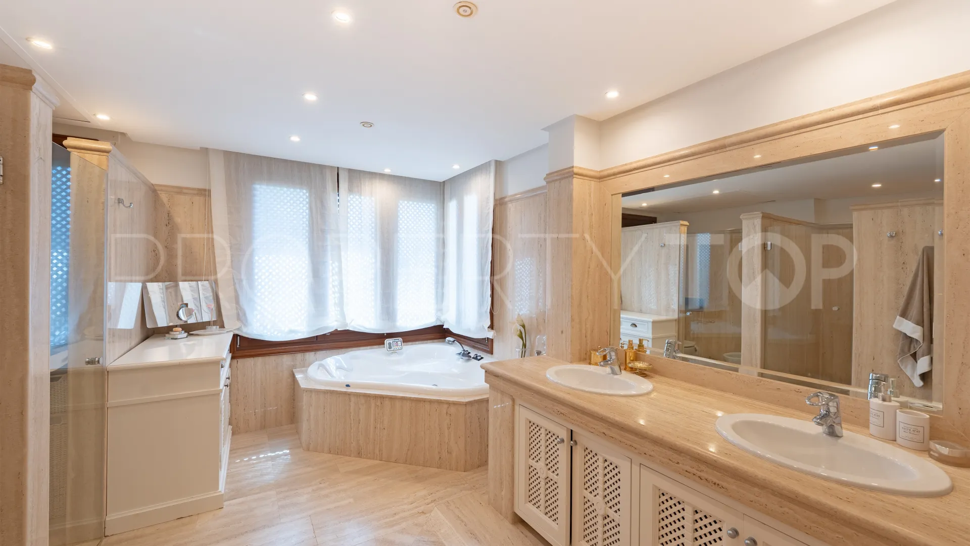 For sale ground floor apartment with 3 bedrooms in Los Monteros Playa