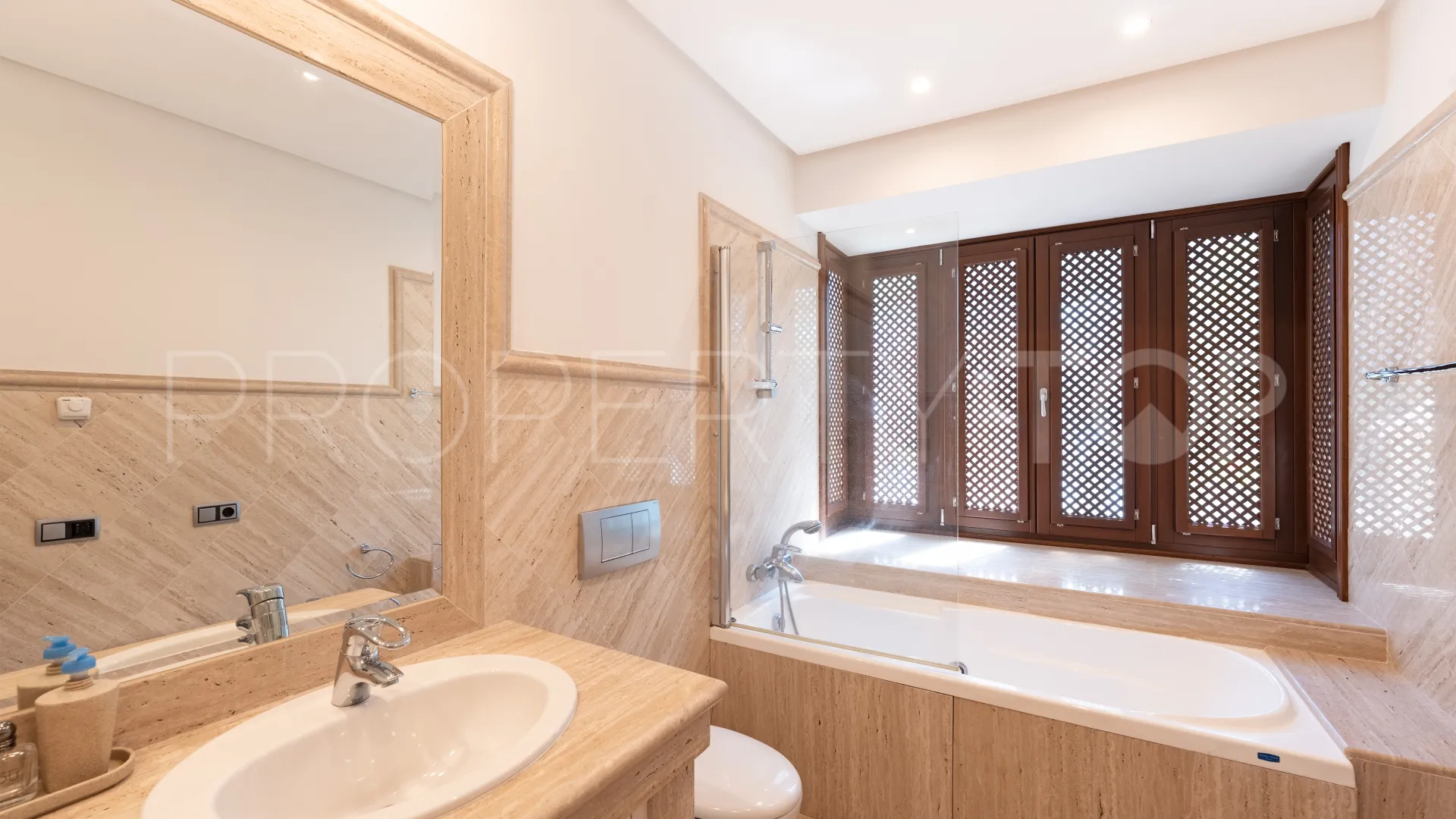 For sale ground floor apartment with 3 bedrooms in Los Monteros Playa