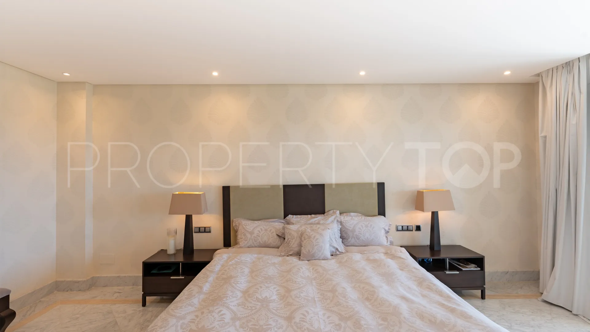 For sale ground floor apartment with 3 bedrooms in Los Monteros Playa