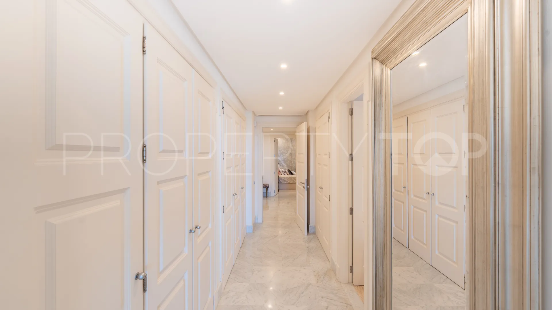 For sale ground floor apartment with 3 bedrooms in Los Monteros Playa
