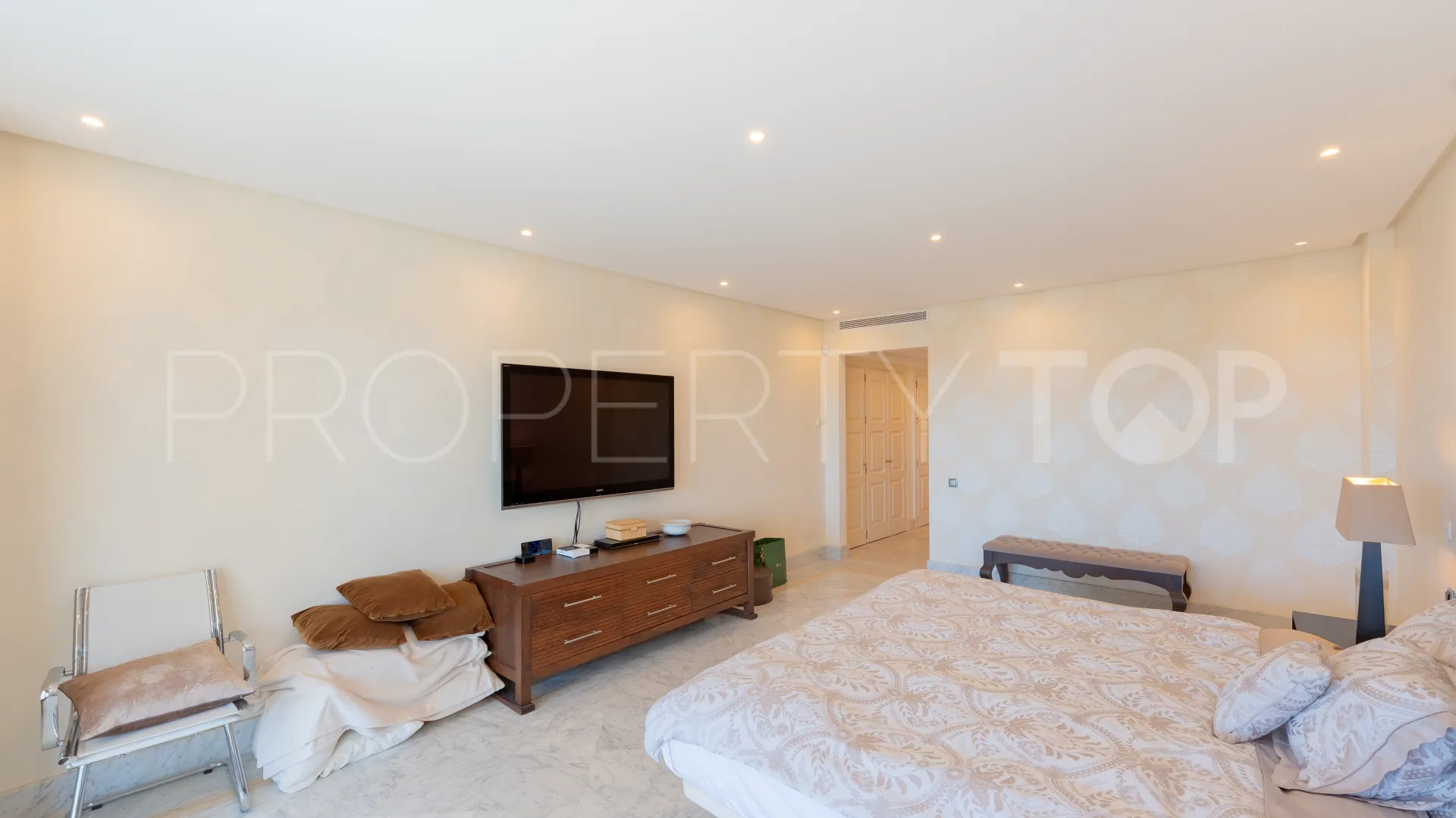 For sale ground floor apartment with 3 bedrooms in Los Monteros Playa