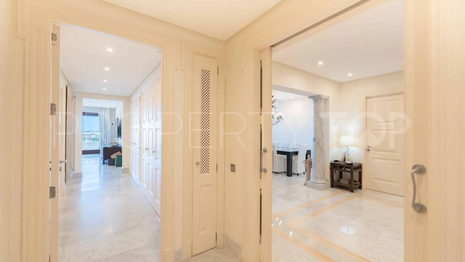 For sale ground floor apartment with 3 bedrooms in Los Monteros Playa