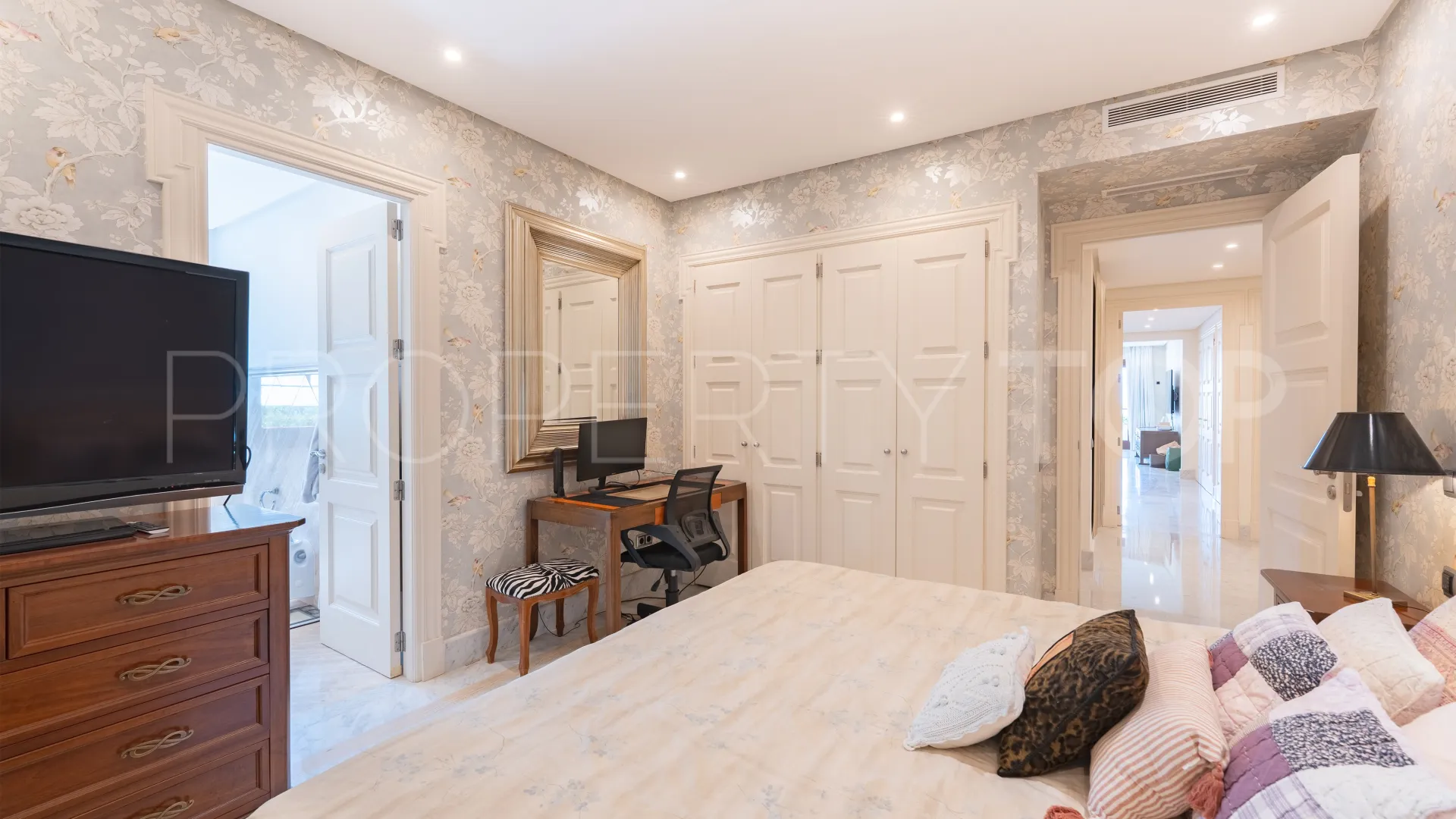 For sale ground floor apartment with 3 bedrooms in Los Monteros Playa