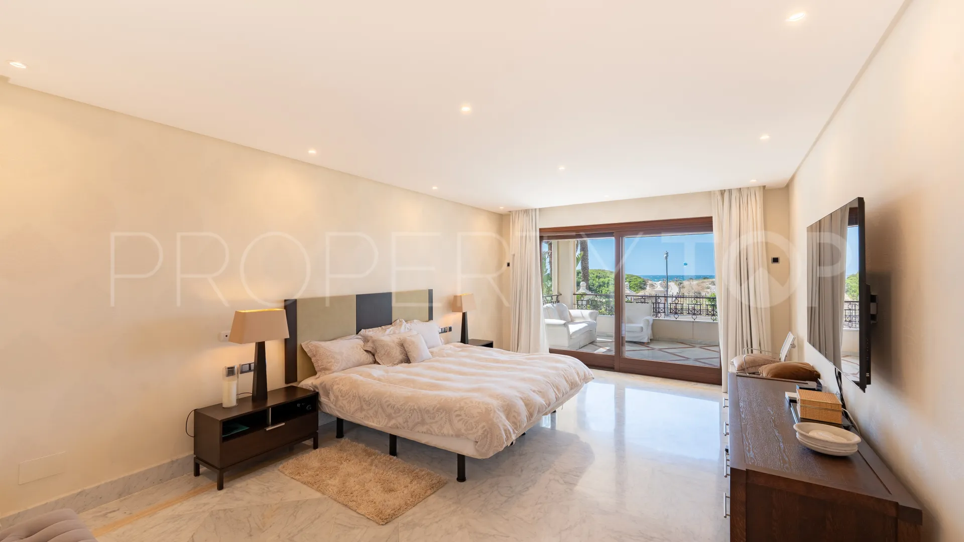 For sale ground floor apartment with 3 bedrooms in Los Monteros Playa
