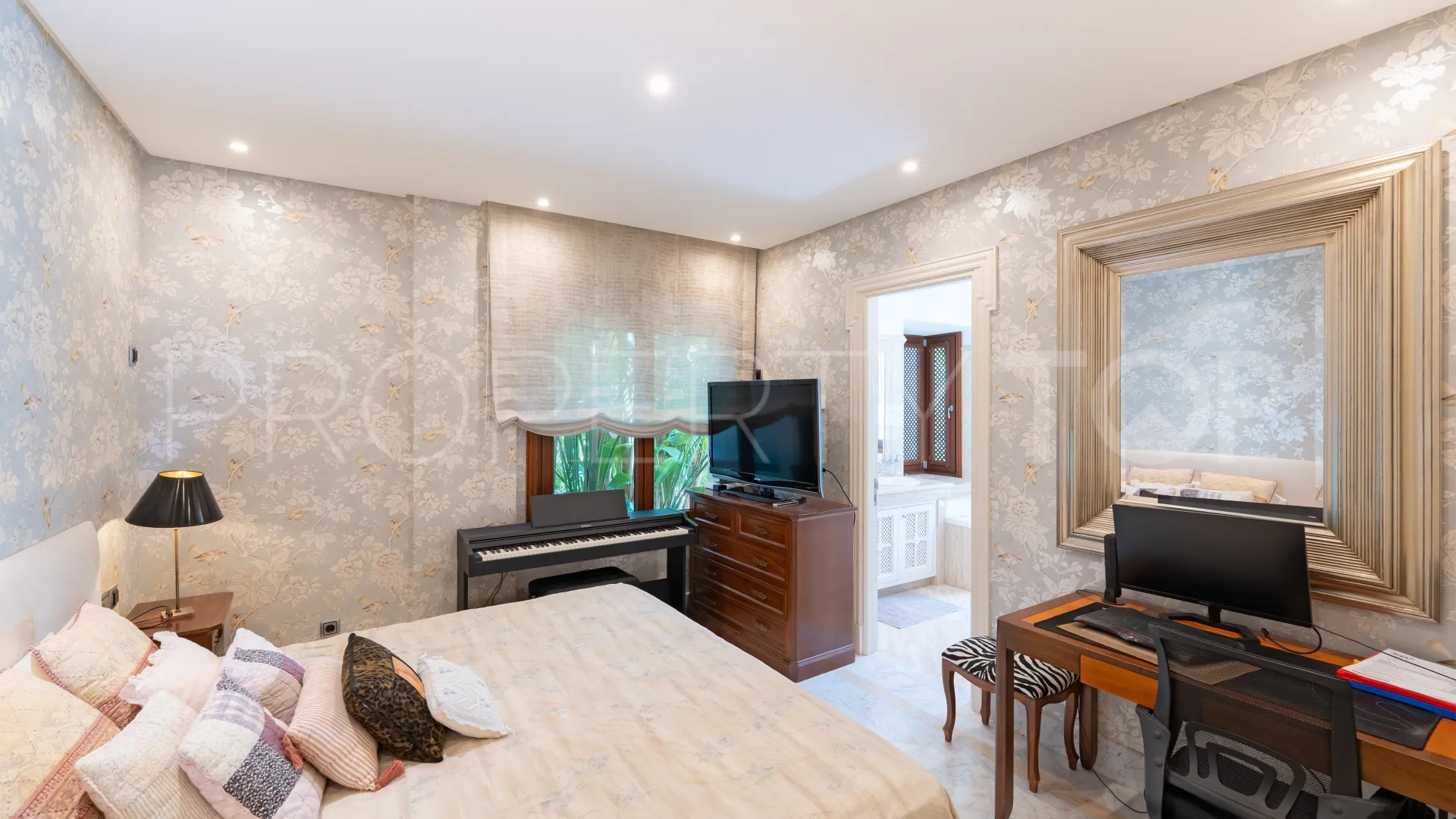 For sale ground floor apartment with 3 bedrooms in Los Monteros Playa