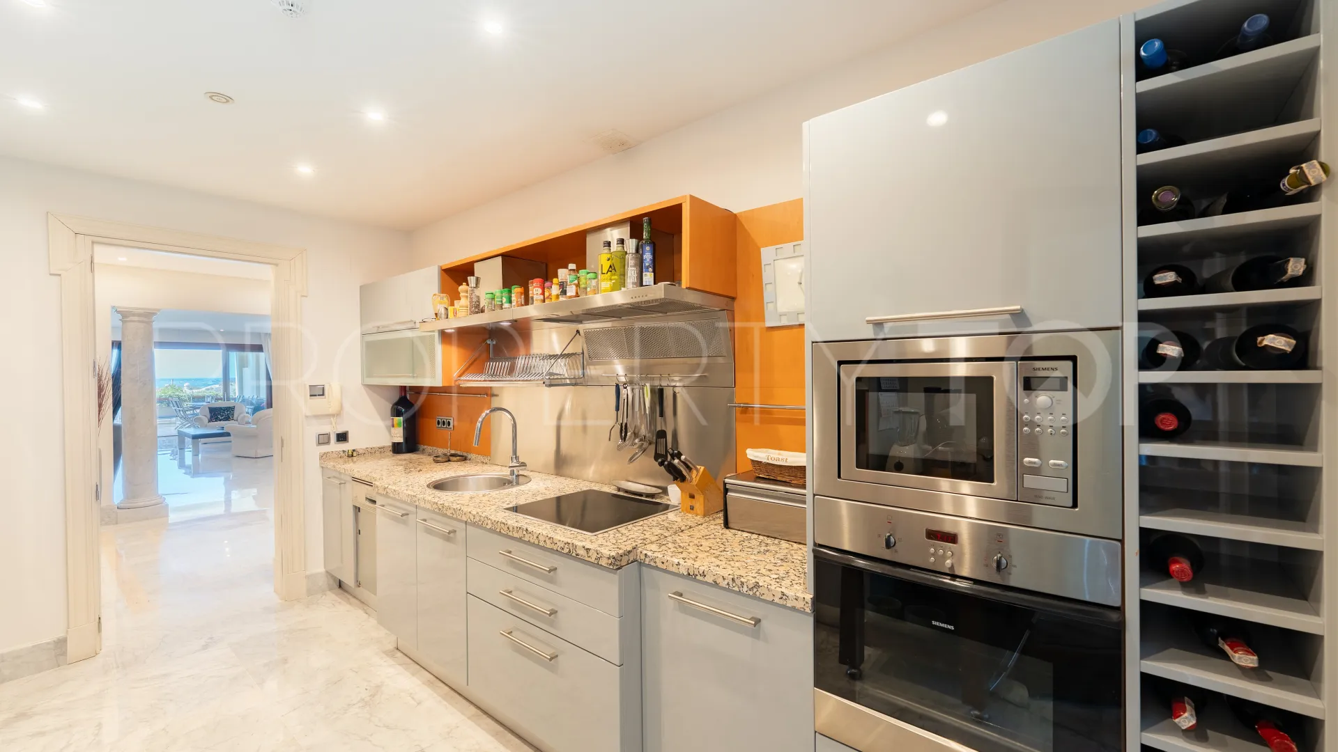 For sale ground floor apartment with 3 bedrooms in Los Monteros Playa