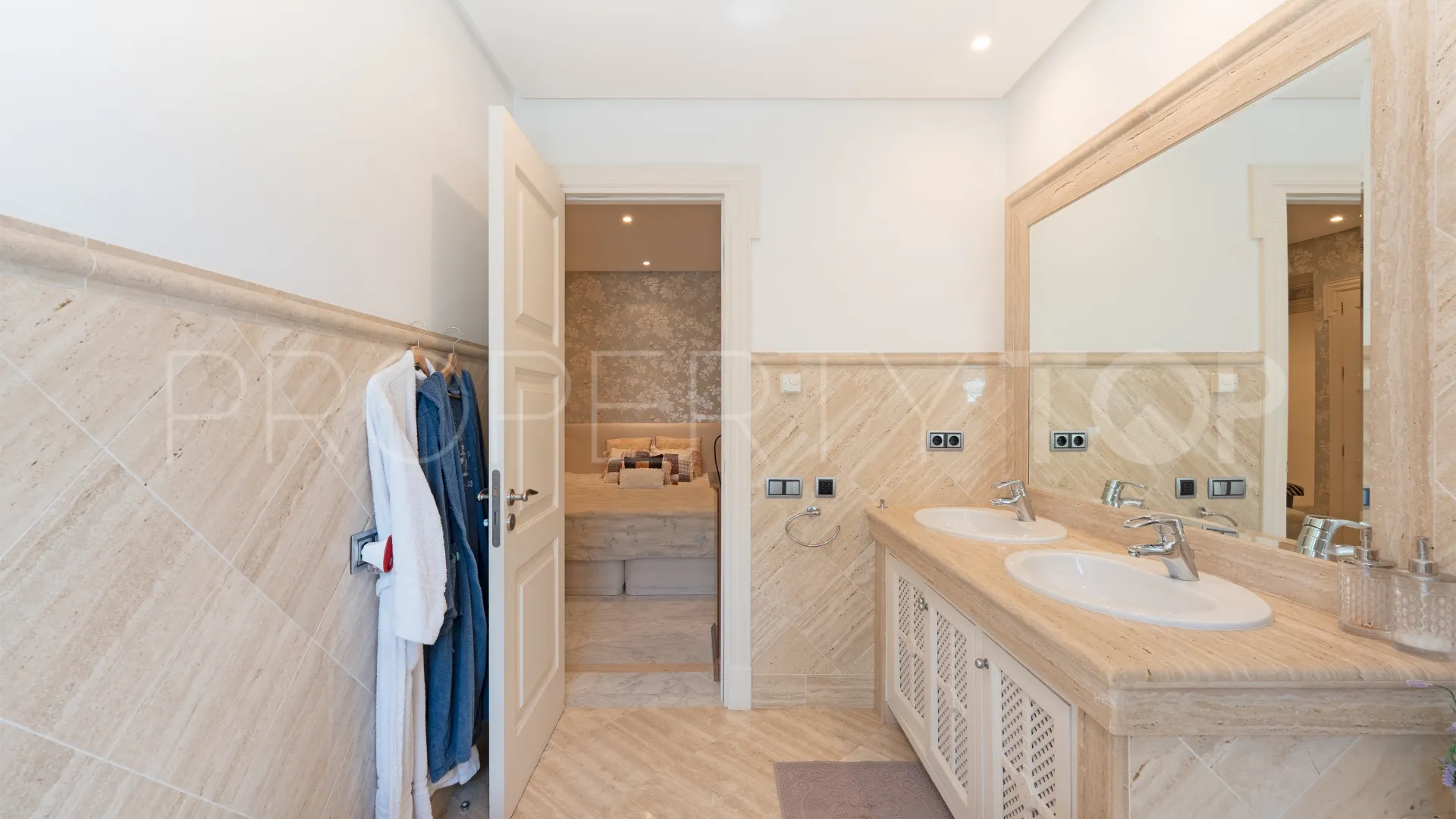 For sale ground floor apartment with 3 bedrooms in Los Monteros Playa