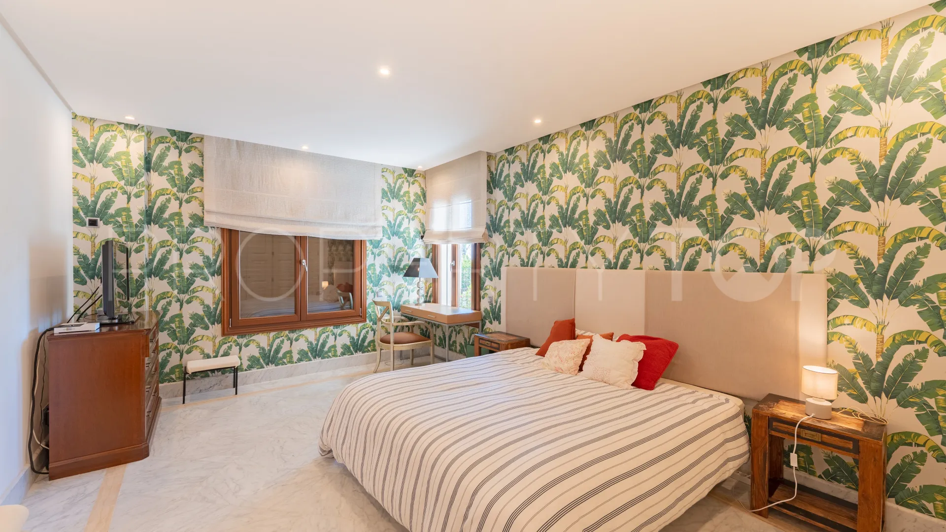 For sale ground floor apartment with 3 bedrooms in Los Monteros Playa