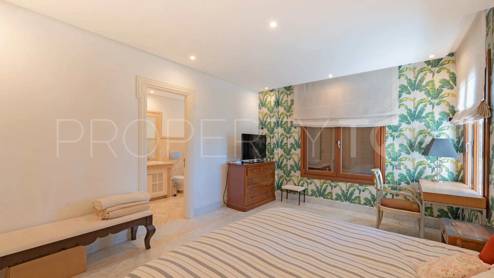 For sale ground floor apartment with 3 bedrooms in Los Monteros Playa