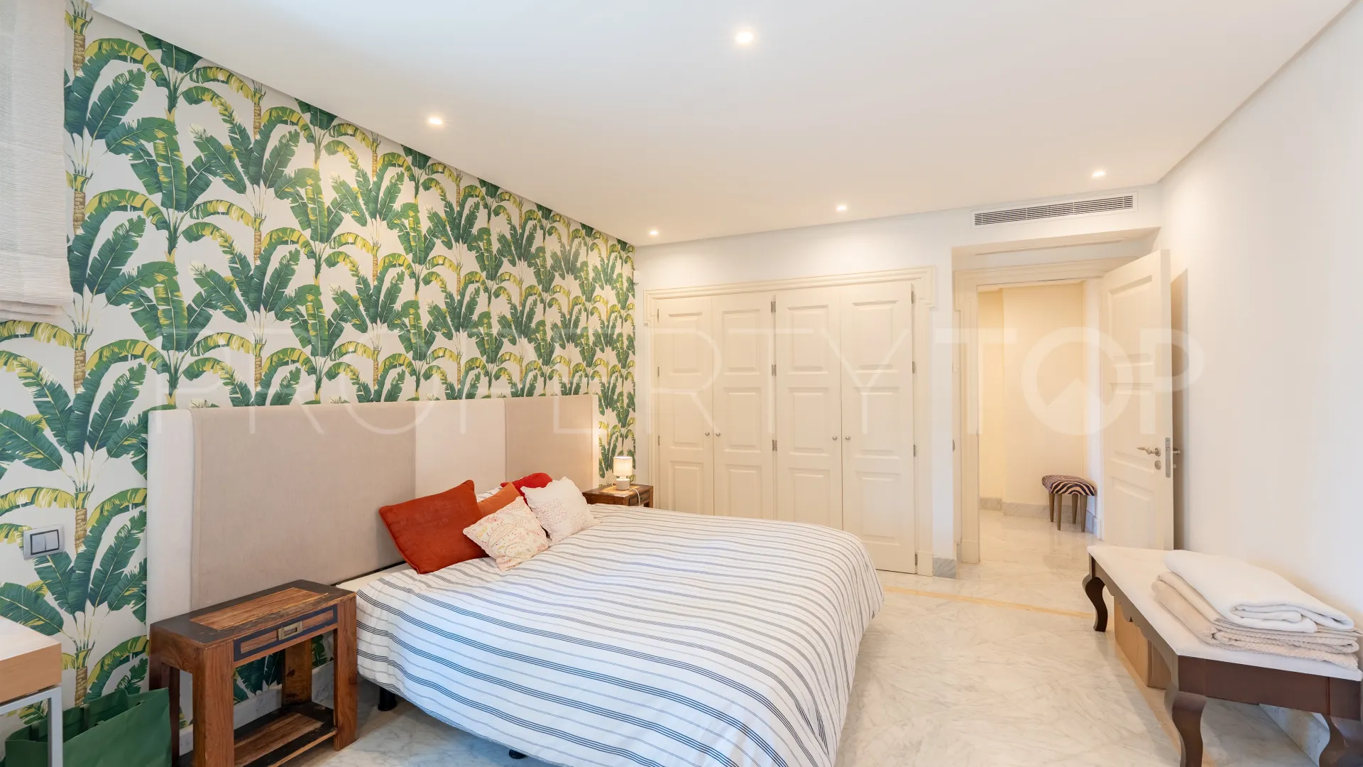For sale ground floor apartment with 3 bedrooms in Los Monteros Playa