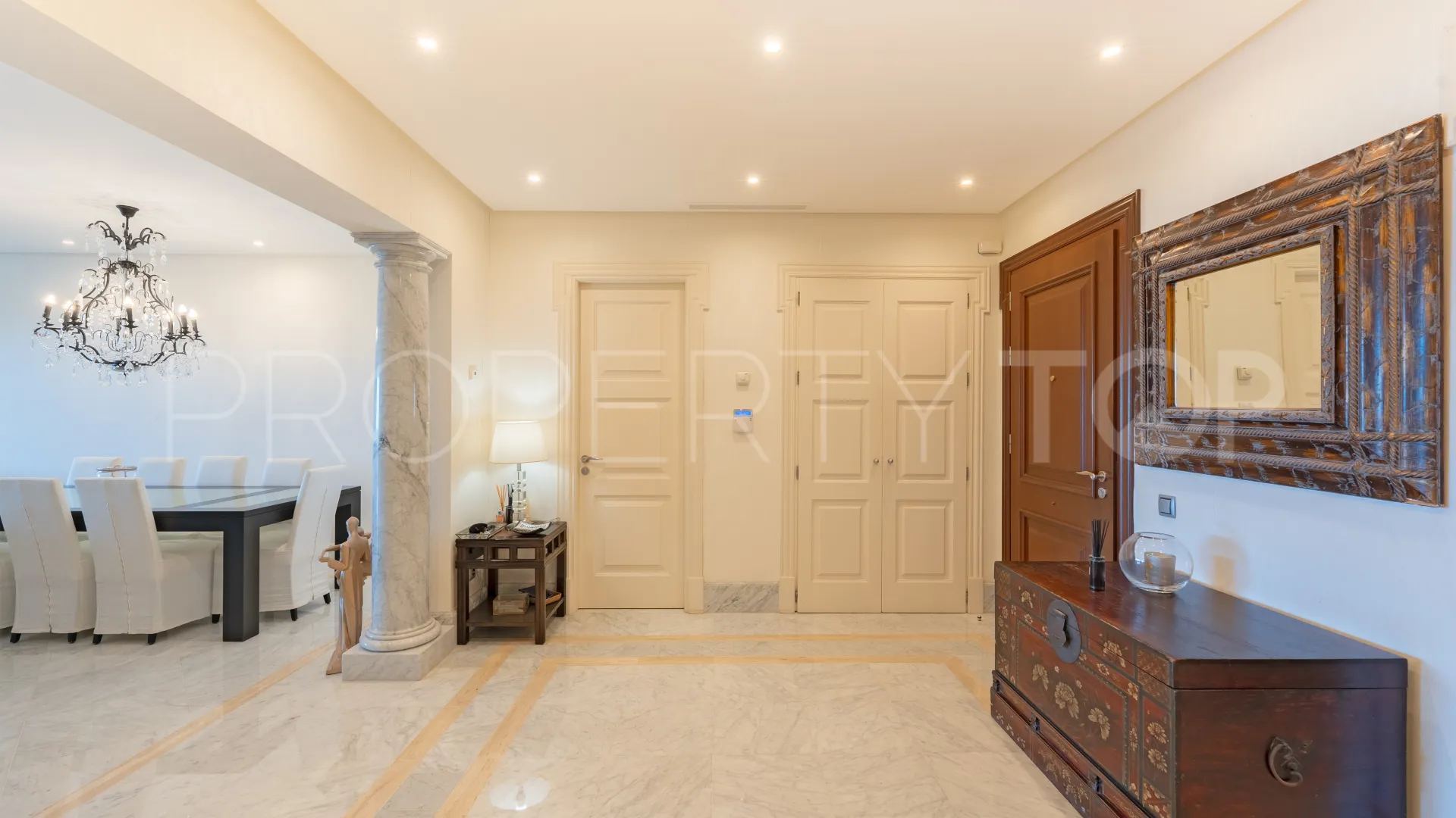For sale ground floor apartment with 3 bedrooms in Los Monteros Playa