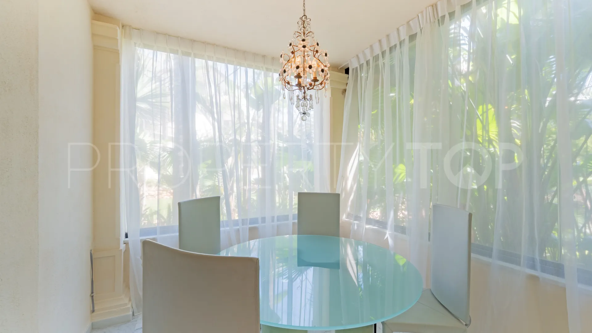 For sale ground floor apartment with 3 bedrooms in Los Monteros Playa
