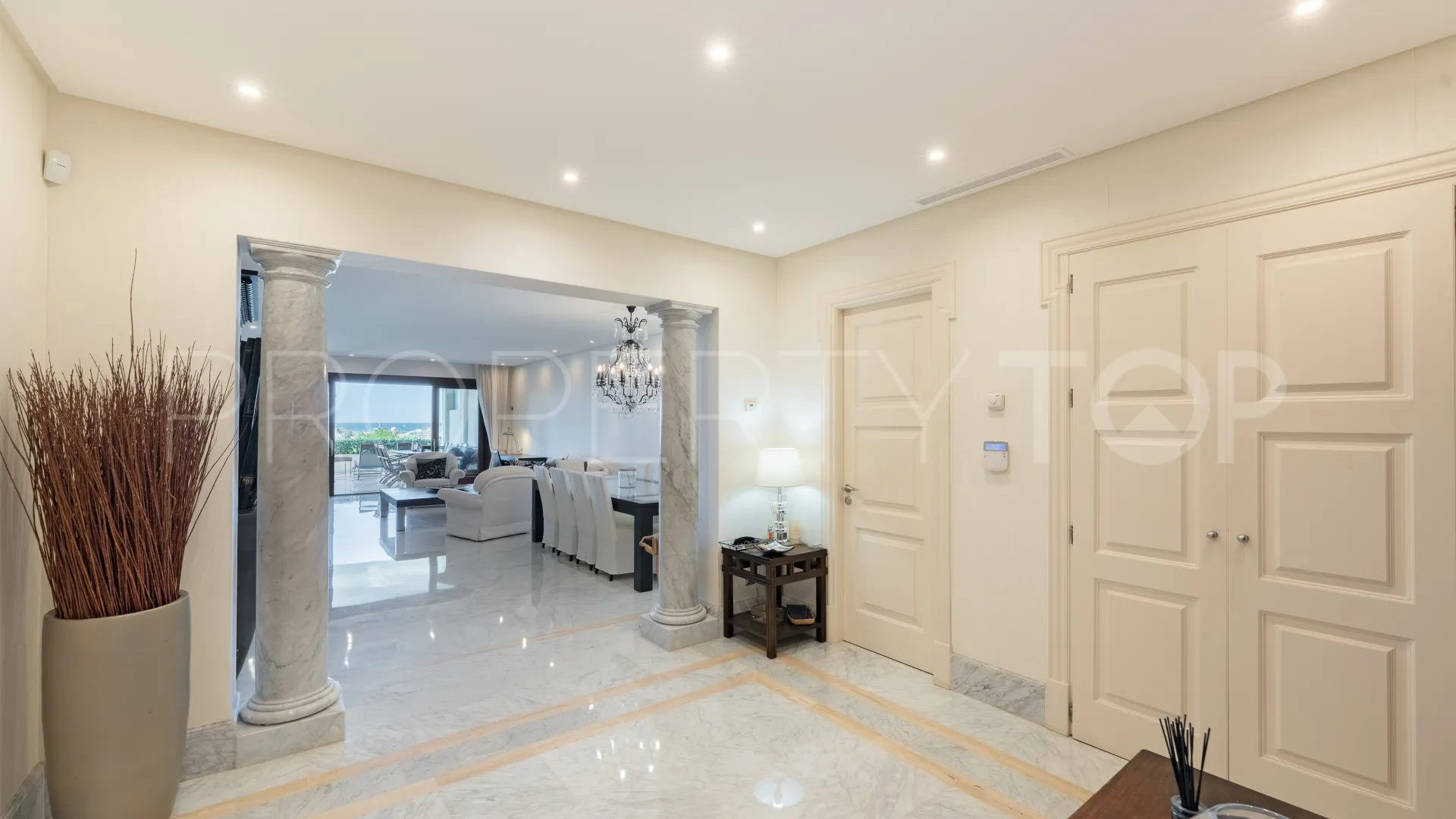 For sale ground floor apartment with 3 bedrooms in Los Monteros Playa