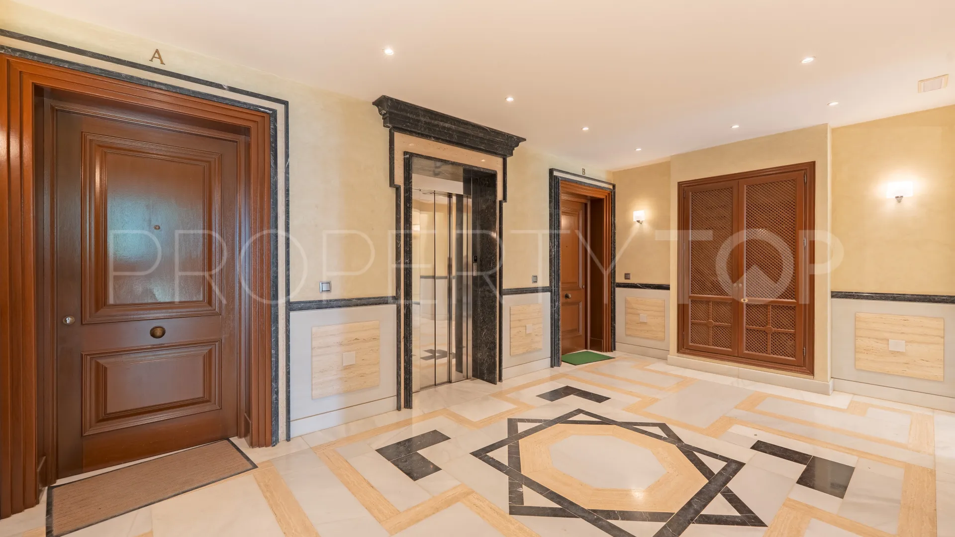For sale ground floor apartment with 3 bedrooms in Los Monteros Playa