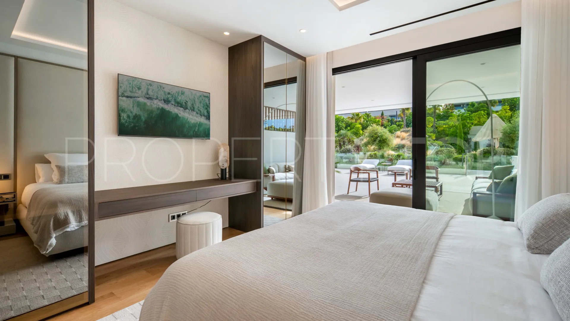 Se vende apartamento planta baja en Epic Marbella de 4 dormitorios