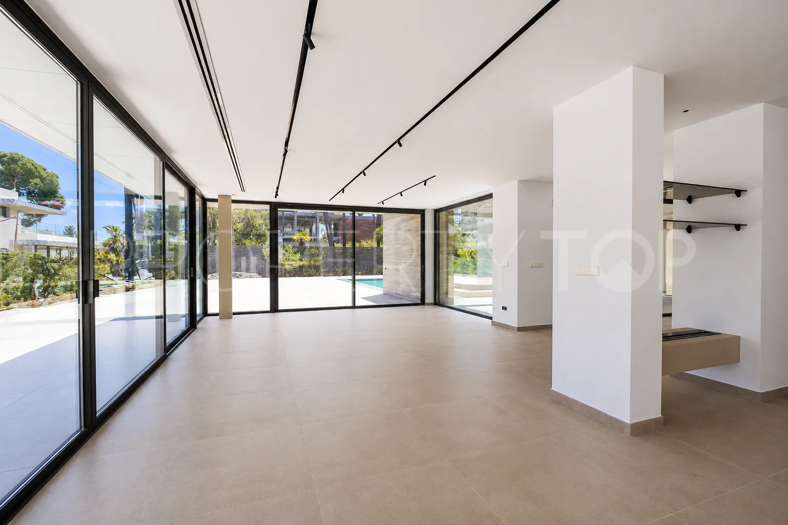 Villa con 8 dormitorios a la venta en Cortijo Blanco