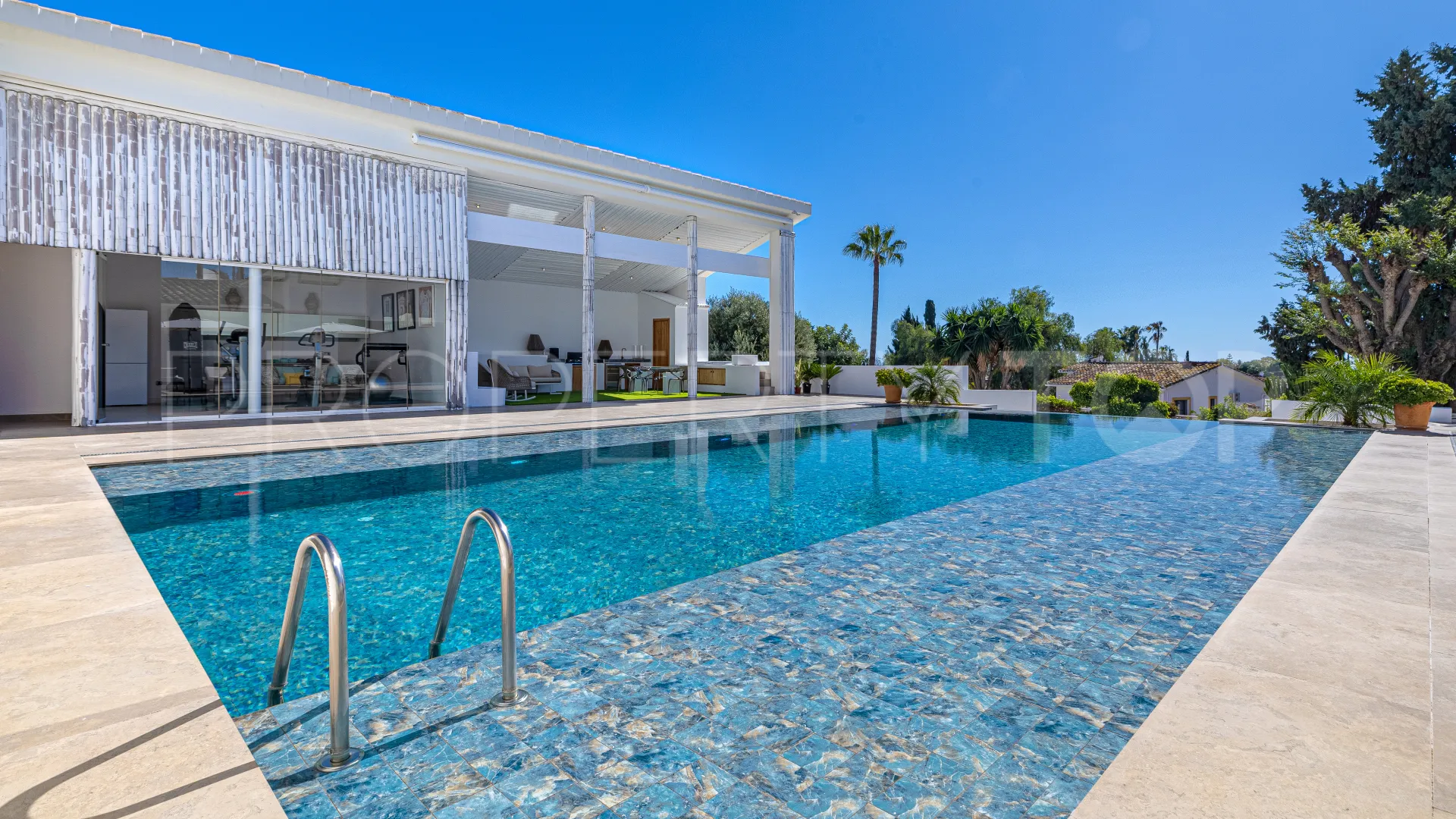 For sale villa with 7 bedrooms in Guadalmina Alta