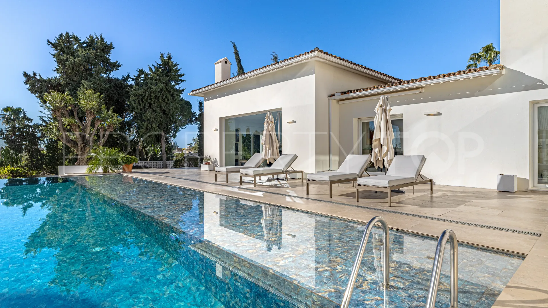 For sale villa with 7 bedrooms in Guadalmina Alta