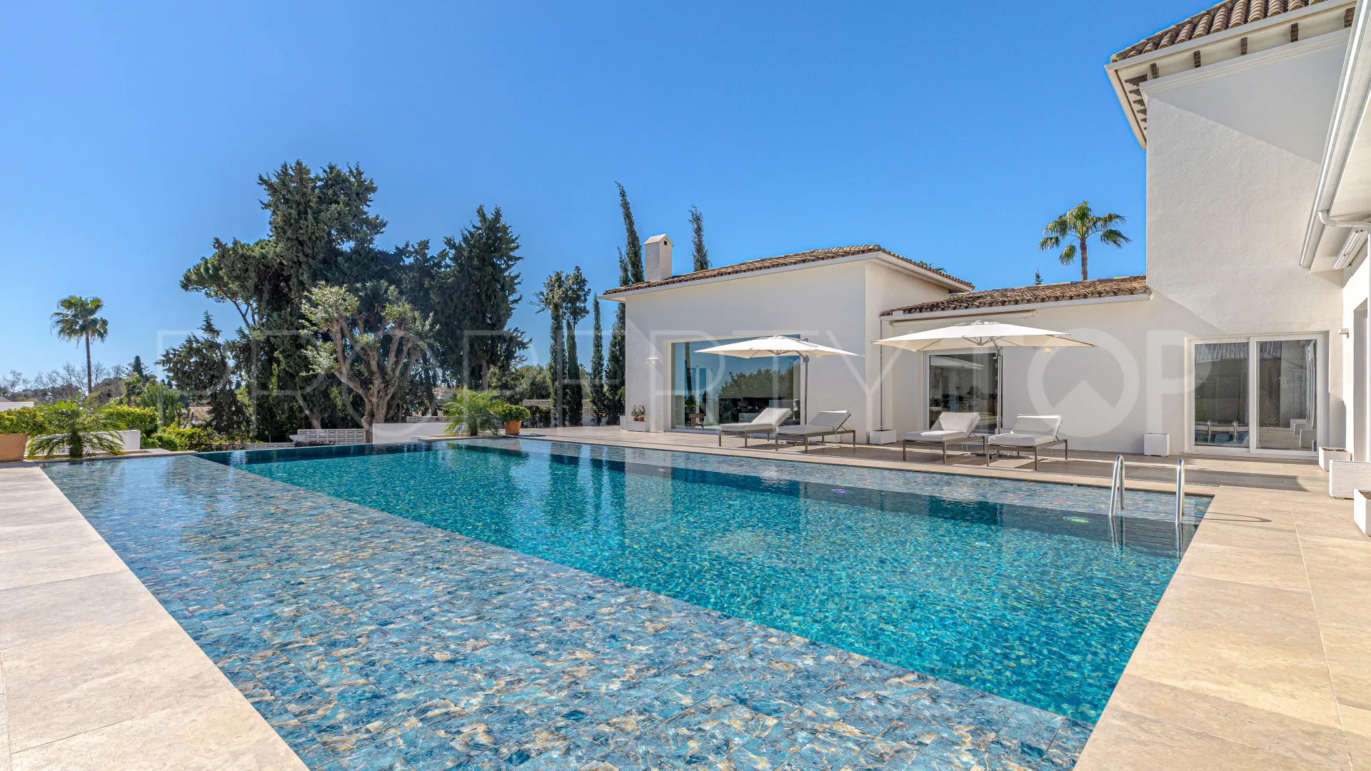 For sale villa with 7 bedrooms in Guadalmina Alta