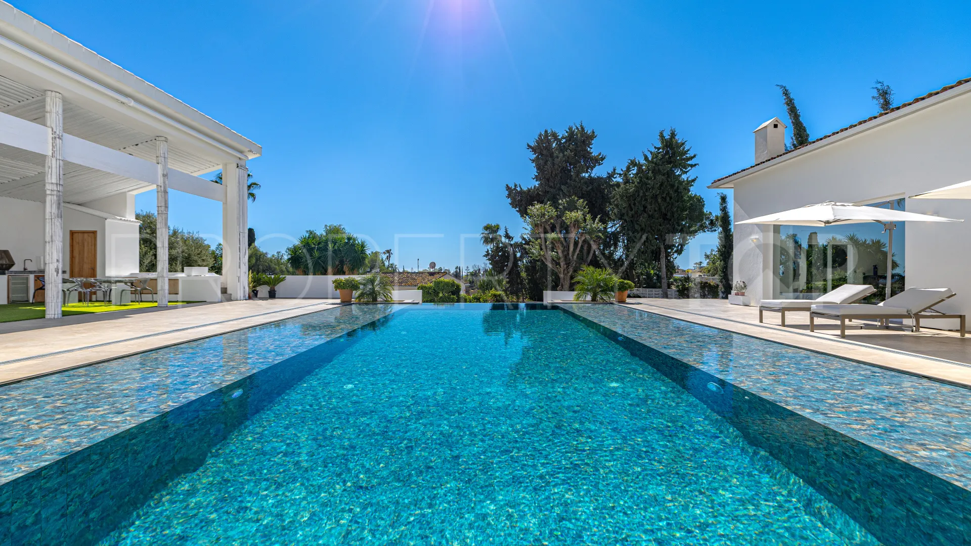 For sale villa with 7 bedrooms in Guadalmina Alta