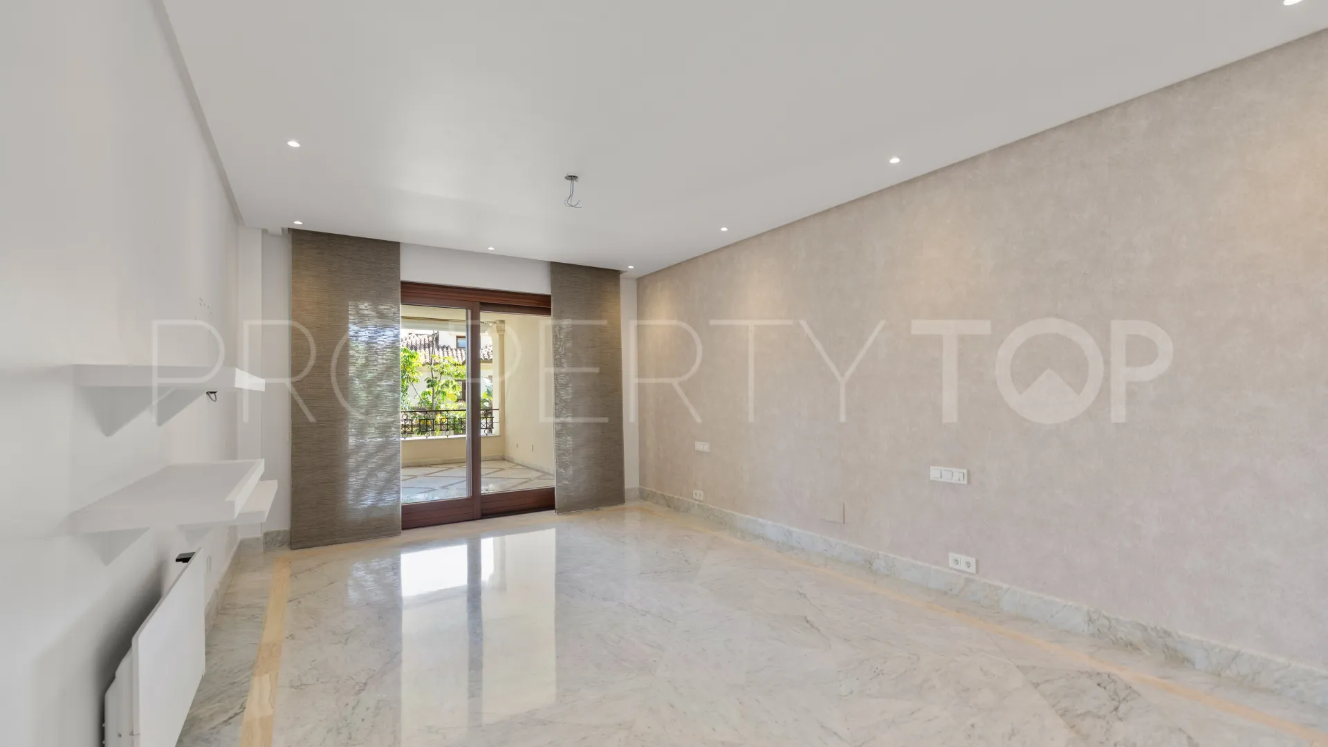 Apartment for sale in Los Monteros Playa