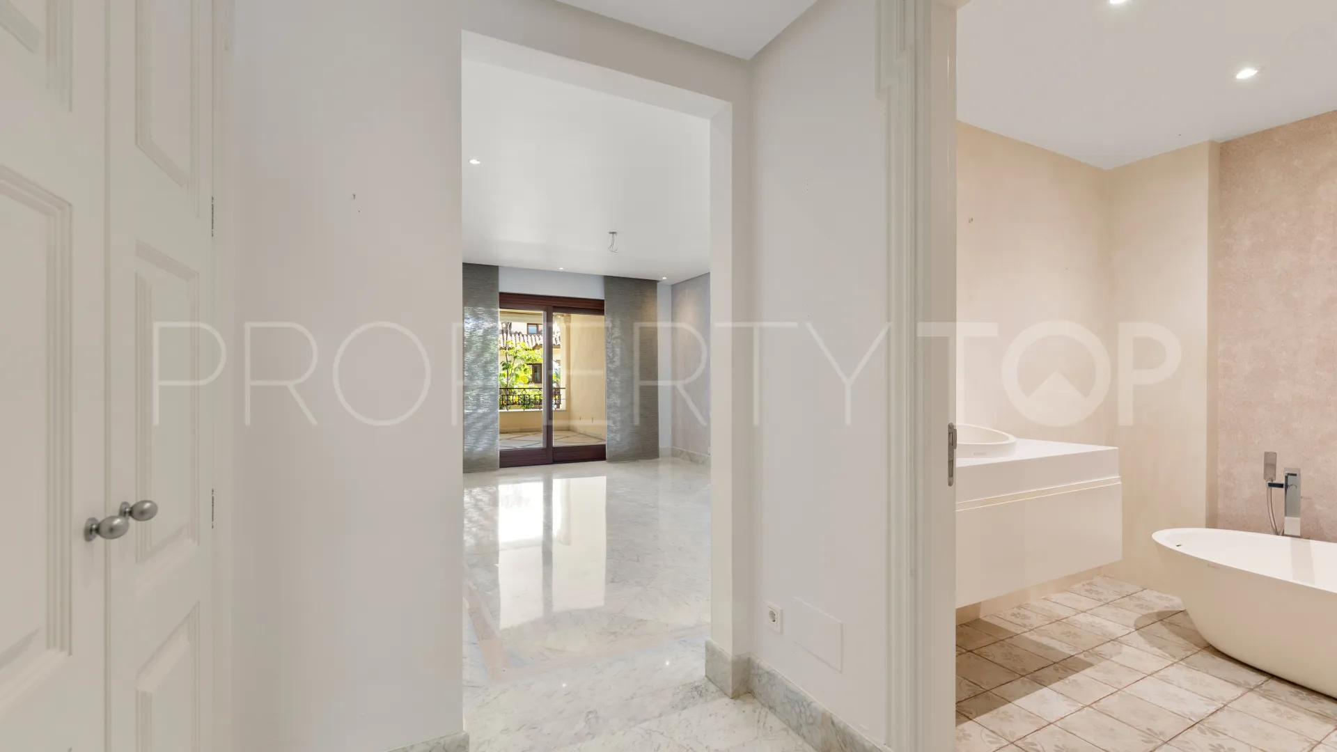 Apartment for sale in Los Monteros Playa