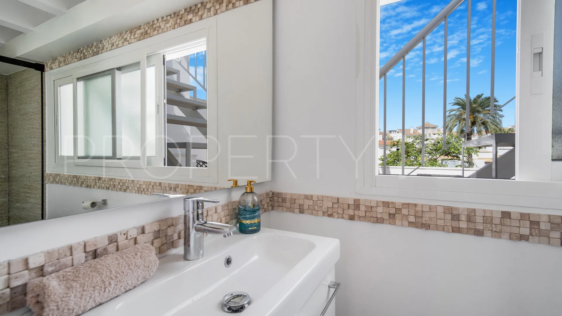 Se vende villa pareada en Marbellamar de 4 dormitorios