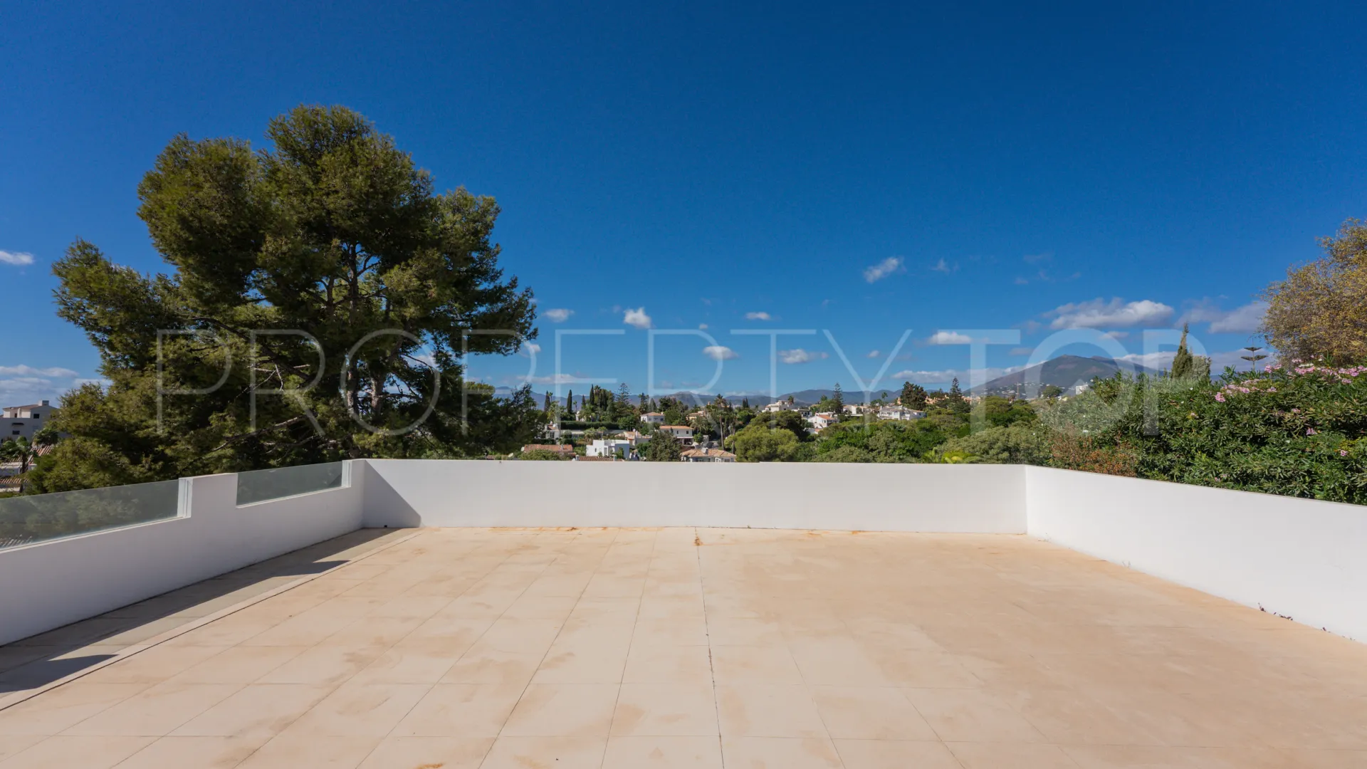 Villa en venta con 4 dormitorios en Nueva Andalucia