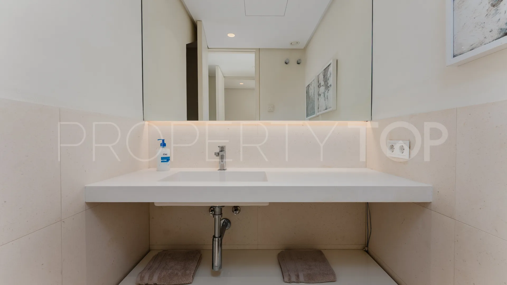 Villa en venta con 4 dormitorios en Nueva Andalucia