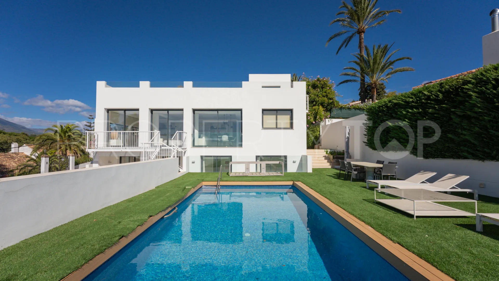 Villa en venta con 4 dormitorios en Nueva Andalucia