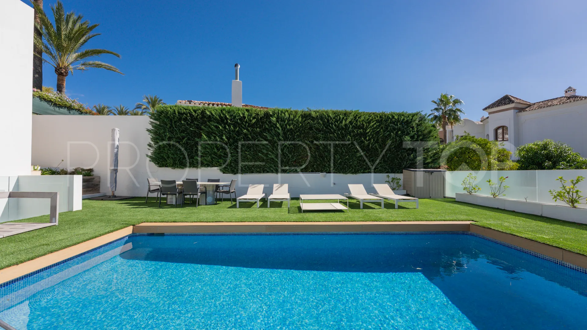 Villa en venta con 4 dormitorios en Nueva Andalucia