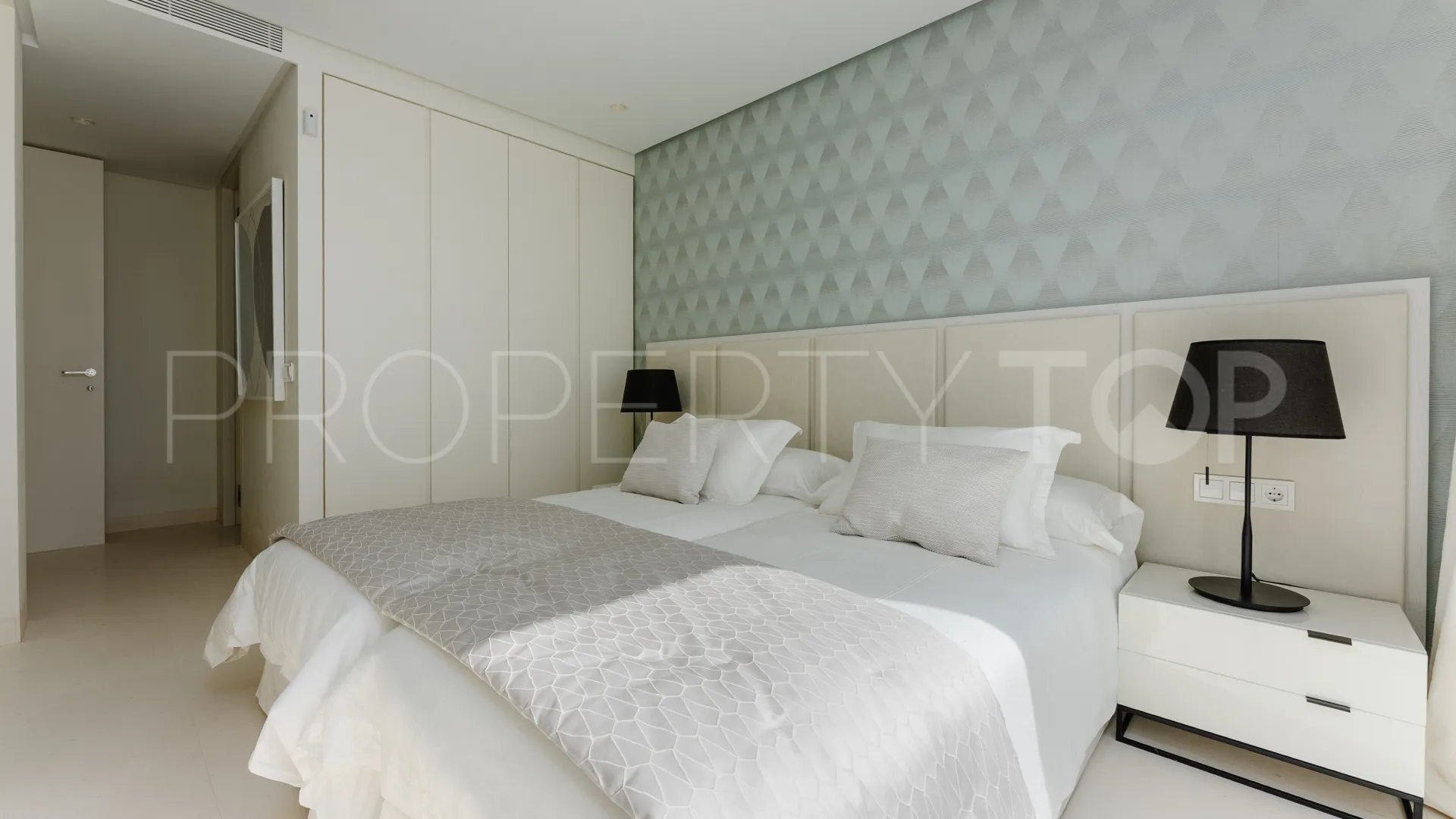Villa en venta con 4 dormitorios en Nueva Andalucia