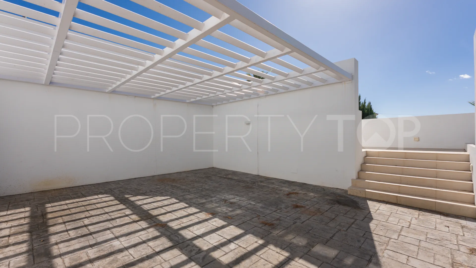 Villa en venta con 4 dormitorios en Nueva Andalucia