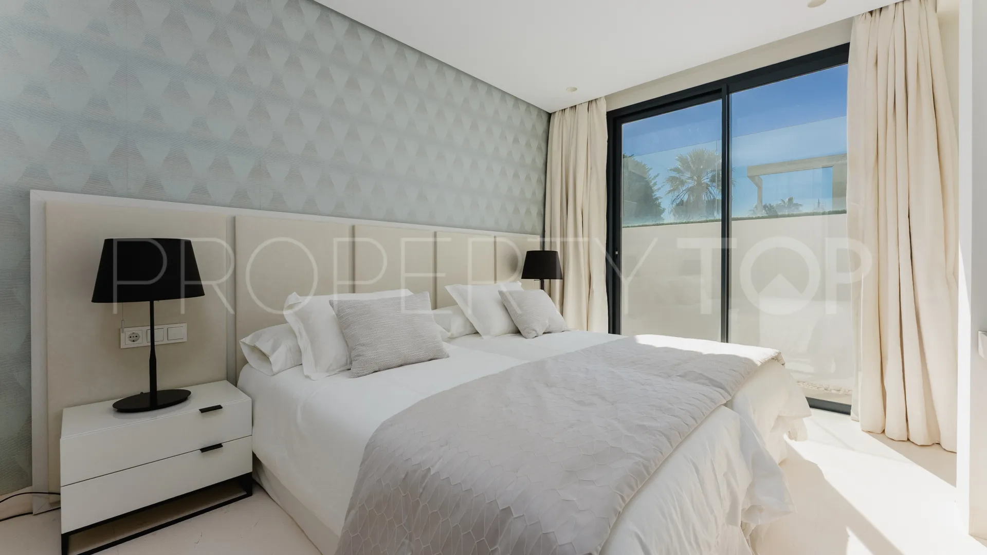 Villa en venta con 4 dormitorios en Nueva Andalucia