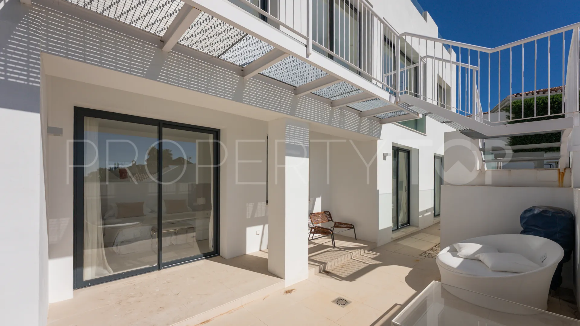 Villa en venta con 4 dormitorios en Nueva Andalucia