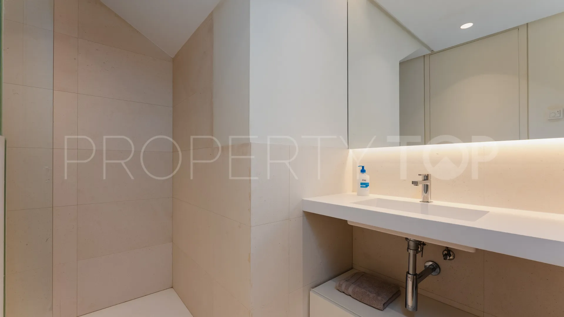 Villa en venta con 4 dormitorios en Nueva Andalucia