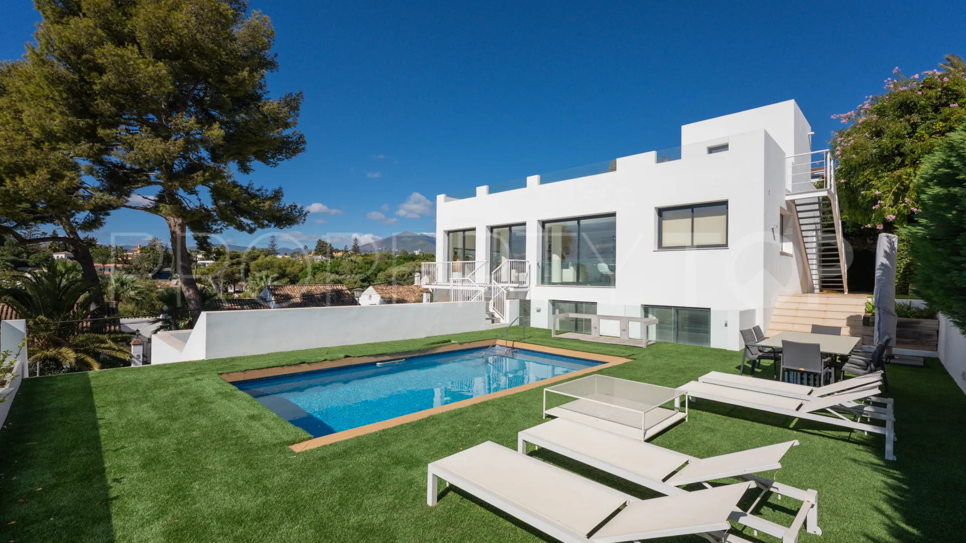 Villa en venta con 4 dormitorios en Nueva Andalucia