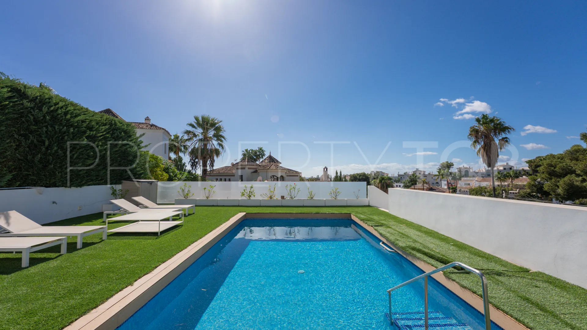 Villa en venta con 4 dormitorios en Nueva Andalucia