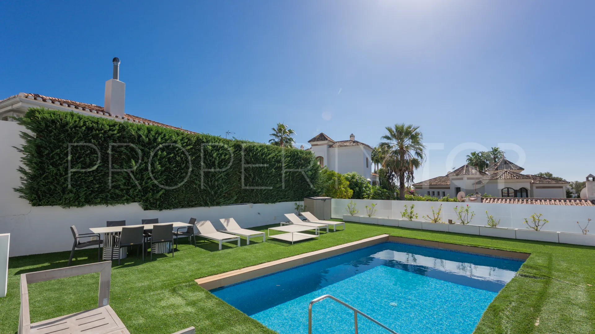 Villa en venta con 4 dormitorios en Nueva Andalucia