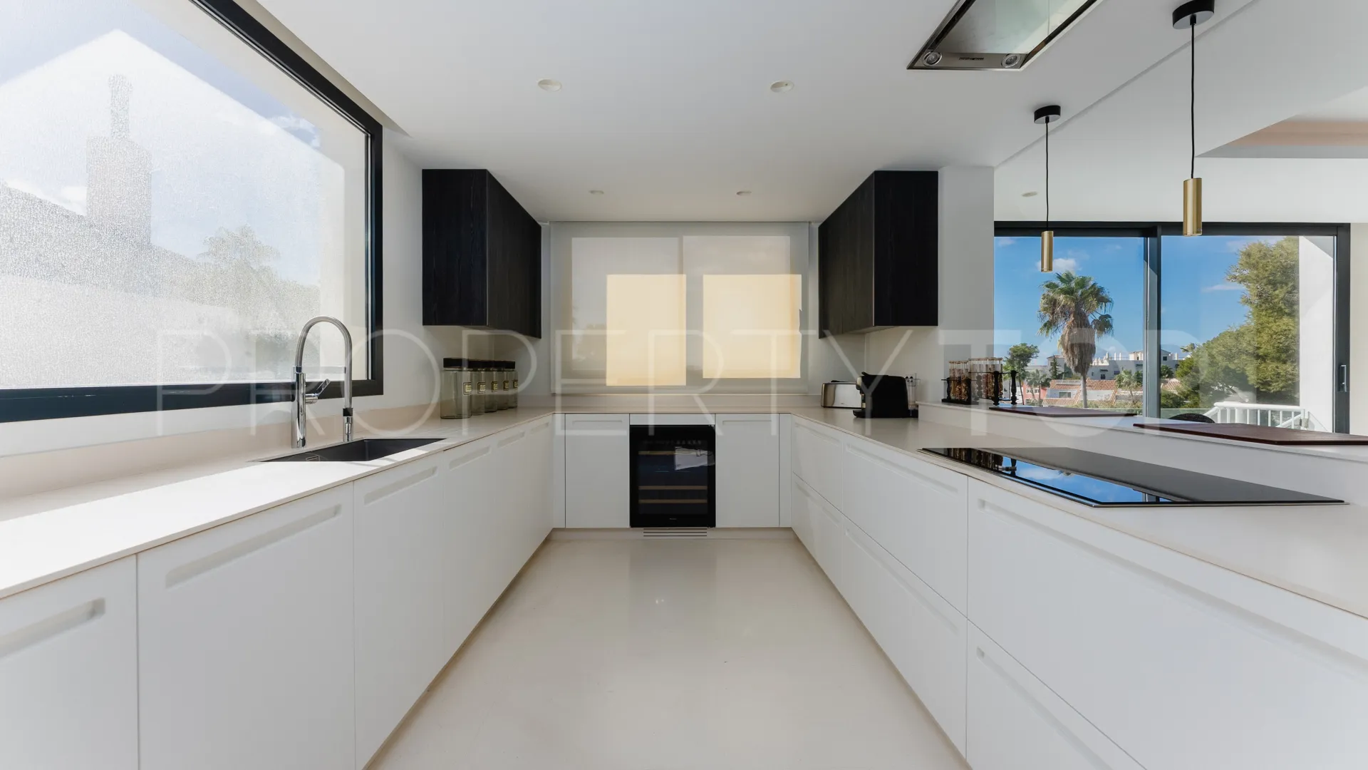 Villa en venta con 4 dormitorios en Nueva Andalucia