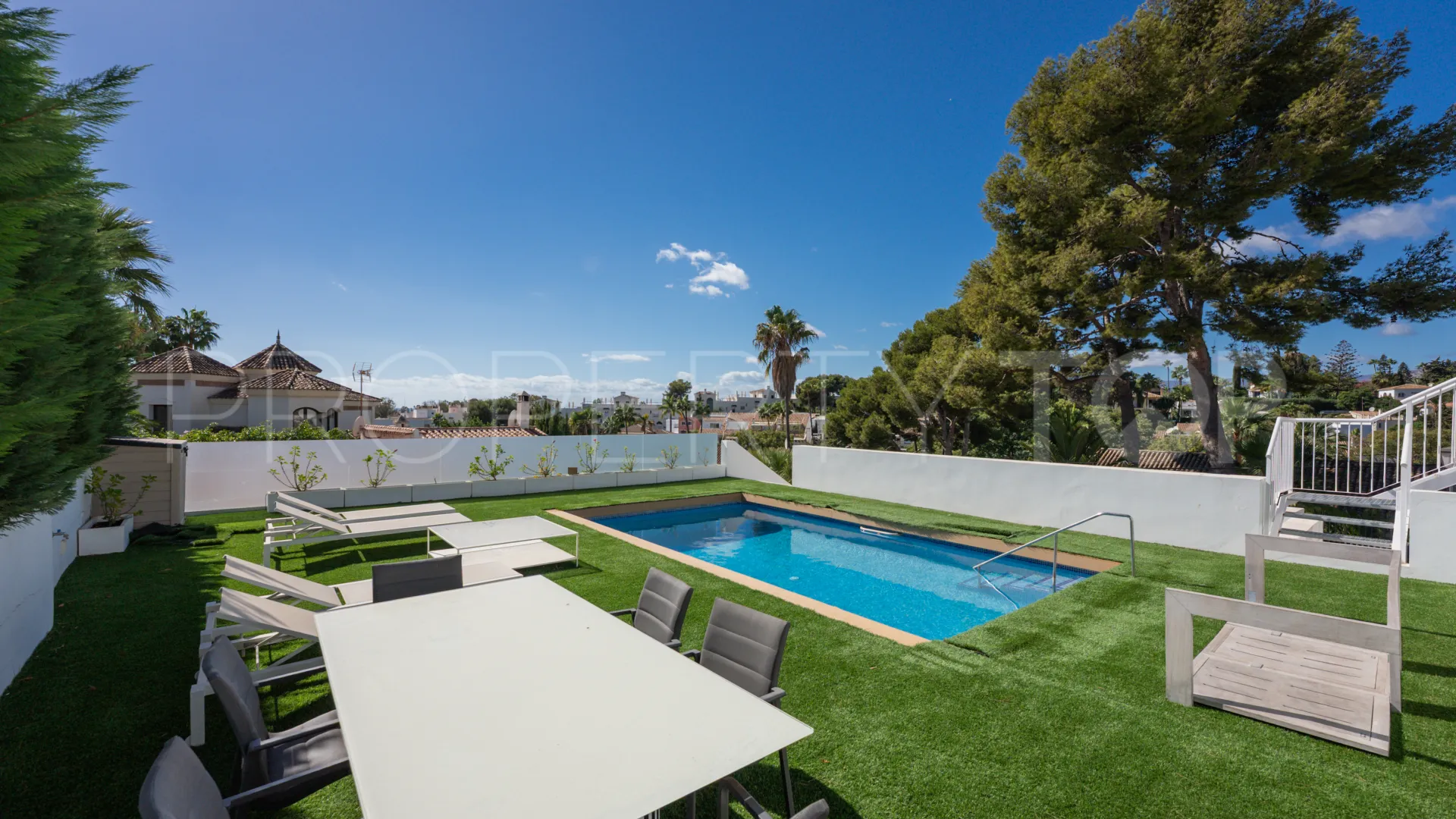Villa en venta con 4 dormitorios en Nueva Andalucia