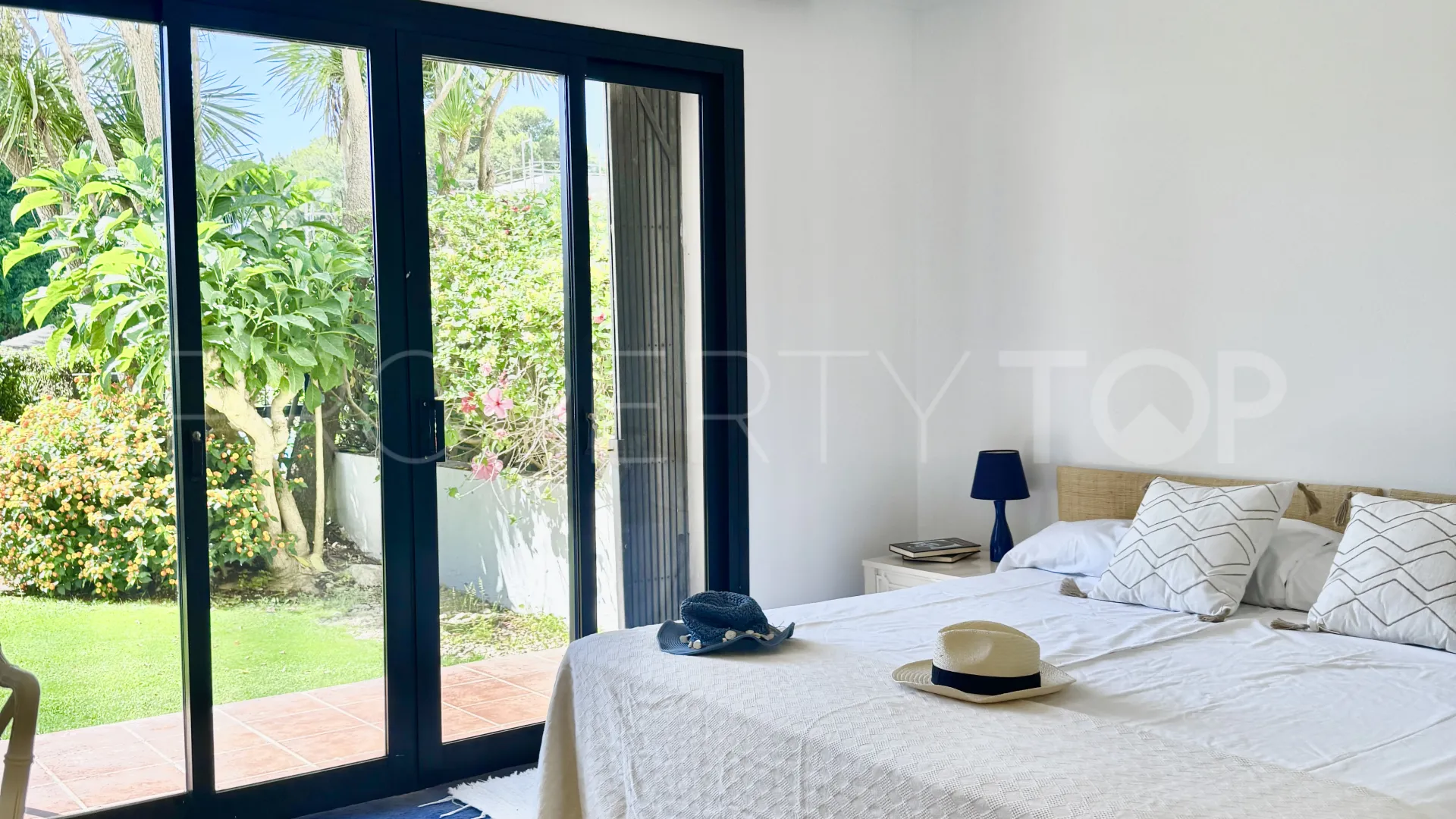 Apartamento planta baja a la venta en Jardines de Sotogrande con 2 dormitorios