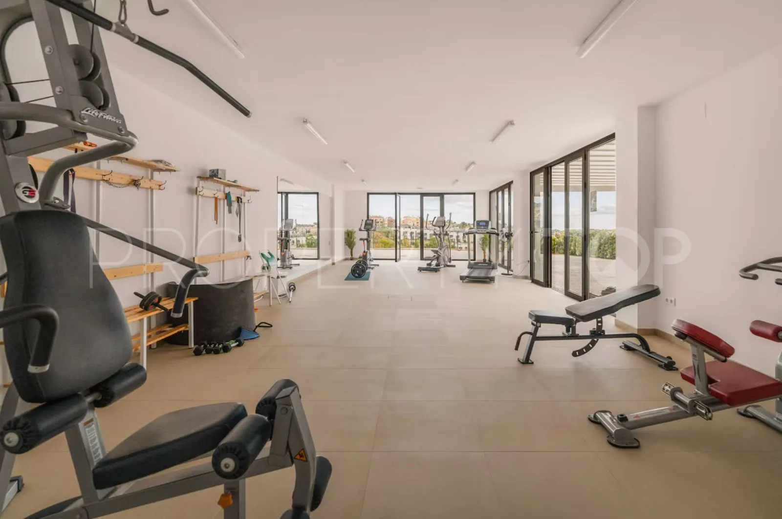 Se vende apartamento planta baja en Bahia de las Rocas de 2 dormitorios