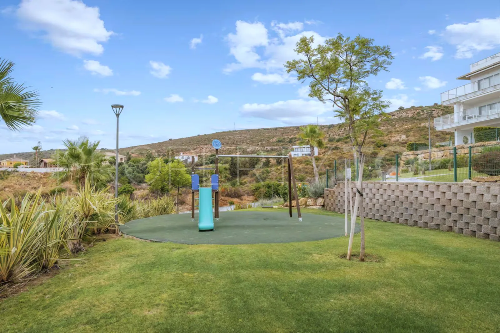 Se vende apartamento planta baja en Bahia de las Rocas de 2 dormitorios