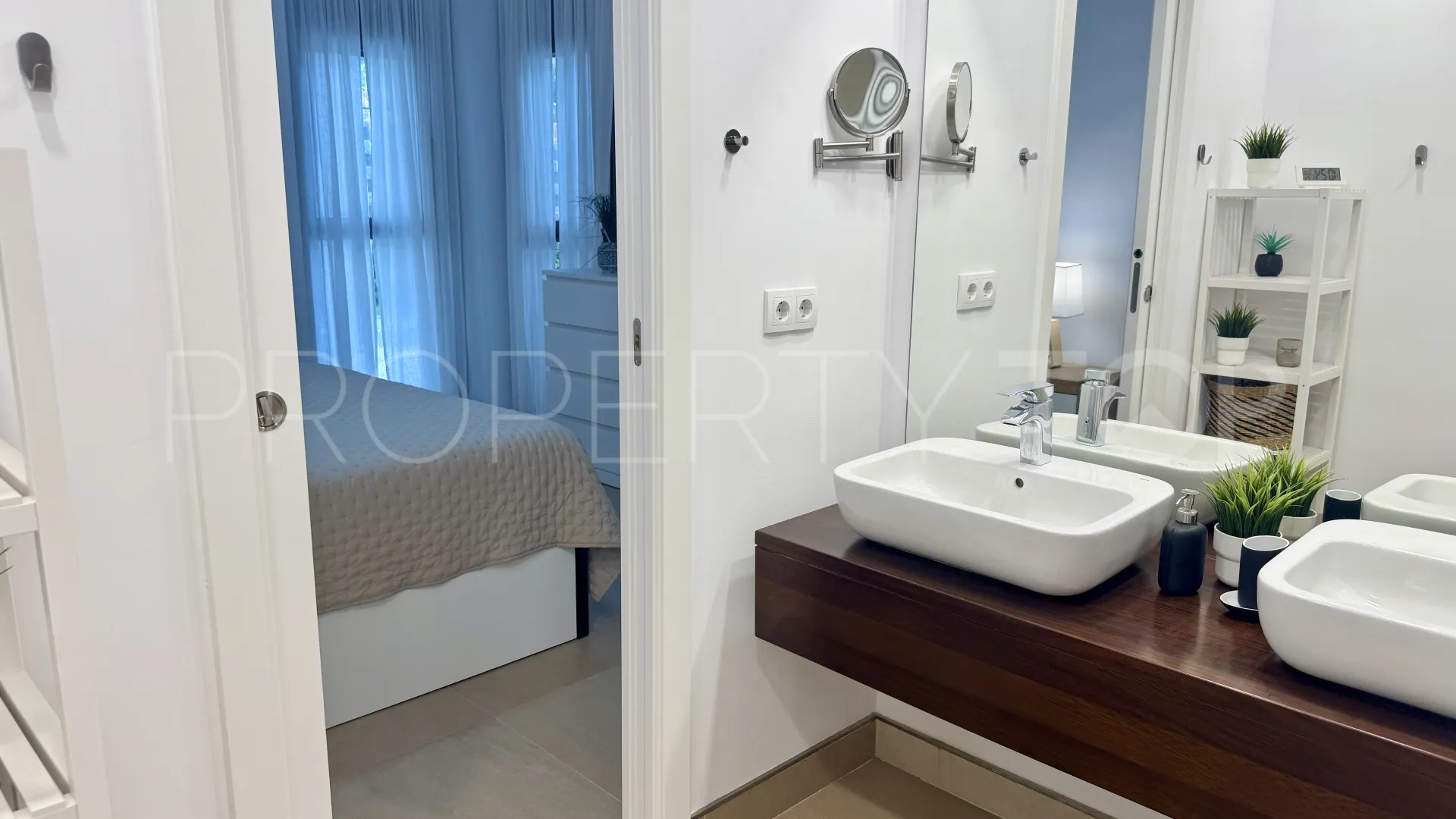 Se vende apartamento planta baja en Bahia de las Rocas de 2 dormitorios